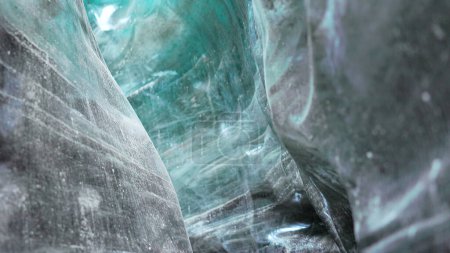 Téléchargez les photos : Bloc massif de glace fissurée de vatnajokull en iceland, crevasse avec structure glacée et givre couvert. Belles grottes glaciaires et icebergs dans un paysage glacial hivernal gelé. Coup de main. - en image libre de droit