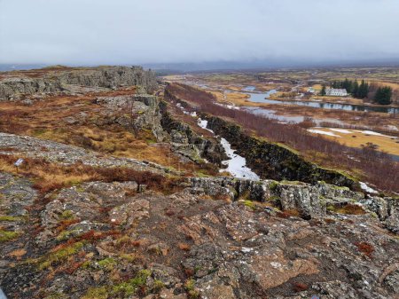 Téléchargez les photos : Collines naturelles avec des formations rocheuses créant mur de montagne dans le parc national de Thingvellir glaciaire, majestueuses falaises montagneuses en pierre. Spectaculaire Islande sauvage dans la vallée rocheuse nordique. - en image libre de droit