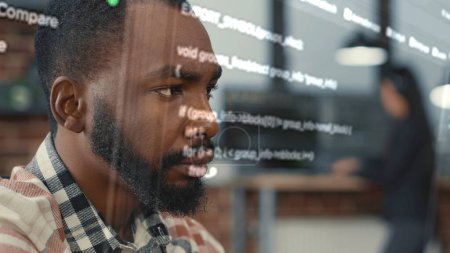 Téléchargez les photos : Développeur aidé par la réalité augmentée pour visualiser le script, l'écriture de code sur l'écran de l'ordinateur tandis que dans l'espace de travail en utilisant des langages de programmation Java. Erreurs de réparation professionnelles sous licence afro-américaine - en image libre de droit