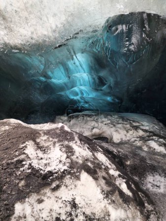 Foto de Glaciar nórdico rocas de hielo en grieta, paisaje invernal congelado con bloque transparente de hielo dentro de cuevas. Goteo de agua de cavernas transparentes agrietadas de hielo en iceland, vatnajokull. - Imagen libre de derechos