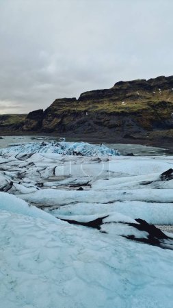 Foto de Masa de hielo transparente en forma de diamante, glaciar nórdico vatnajokull en un ambiente invernal de la región norte alrededor del lago congelado. icebergs naturales y fragmentos de hielo del paisaje de iceland. - Imagen libre de derechos