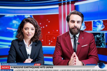 Téléchargez les photos : L'équipe des journalistes donne un avertissement de tsunami sur la diffusion en direct, parler de tremblement de terre énorme faisant des victimes au Japon. Spectacle matinal hôtes révélant calamité naturelle sur l'île, créant la folie. - en image libre de droit