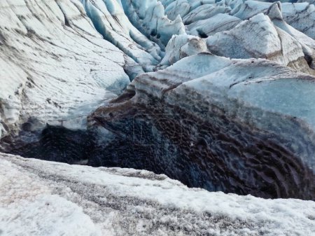 Téléchargez les photos : Casquette massive de glacier vatnajokull en Islande, fragments de glace spectaculaires créant des grottes avec une texture transparente. Lagune glaciaire gelée avec lac et icebergs flottant dans un paysage glaciaire hivernal. - en image libre de droit