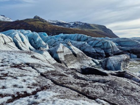 Téléchargez les photos : Impressionnant icebergs en forme de diamant en iceland, formant un lagon de glaciers par temps hivernal de la région nord. Blocs de glace naturels et fragments de paysage scandinave, vatnajokull. - en image libre de droit
