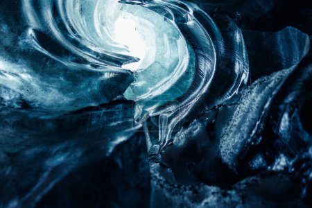 Foto de Enormes rocas de hielo dentro del glaciar vatnajokull se arrugan en paisajes icelándicos, majestuosos bloques helados transparentes. Cuevas de hielo con piedras de textura escarchada cubiertas de escarcha, senderismo glaciar. - Imagen libre de derechos