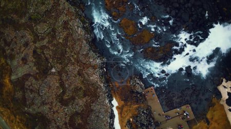 Téléchargez les photos : Cascade Oxarafoss drone sho, majestueuse cascade glaciaire énorme coulant hors des collines. Beau paysage avec ruisseau de rivière coulant des falaises en iceland. Mouvement lent. - en image libre de droit