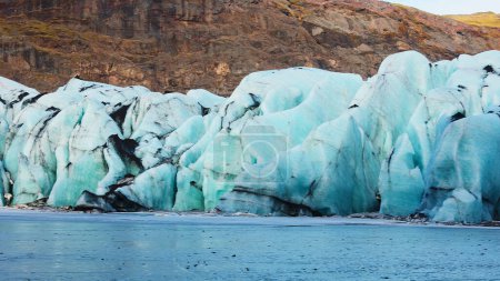 Téléchargez les photos : Grande masse de glacier vatnajokull en iceland à côté de l'eau gelée dans les paysages nordiques, icebergs massifs en forme de diamant dans un paysage hivernal froid. Lagune de glacier arctique naturelle et blocs de glace. - en image libre de droit
