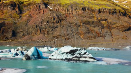 Foto de Masiva capa de hielo polar vatnajokull en iceland, hermoso gran glaciar de color blanco, azul y verde. icebergs flotantes congelados en el frío paisaje invernal y el paisaje ártico natural, tierra helada. - Imagen libre de derechos