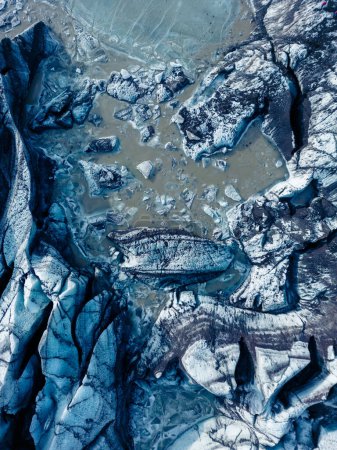 Foto de Drone disparo de rocas glaciales azules en masa de hielo vatnajokull en iceland, enormes trozos de icebergs con cuevas de hielo que crean paisaje natural. Impresionantes bloques helados dentro de la laguna glaciar. - Imagen libre de derechos