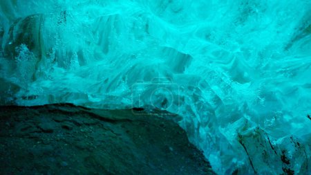Foto de Hermoso hielo en vatnajokull grieta, bloques azules masivos de la estructura de hielo que se derrite debido al cambio climático en iceland. Calentamiento global que afecta a glaciares y paisajes árticos. Disparo de mano. - Imagen libre de derechos