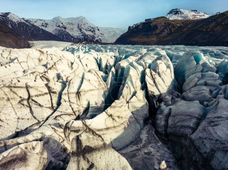 Foto de Drone disparo de trozos de hielo vatnajokull flotando en el lago nórdico, creando majestuoso paisaje laguna glaciar polar. Espectacular paisaje icelandés con enormes icebergs azules con cuevas. - Imagen libre de derechos