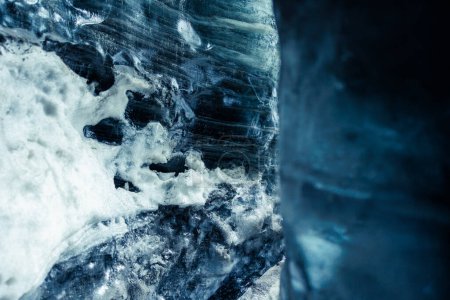 Téléchargez les photos : Ice blocks melting in vatnajokull crevasse, climate change affecting icelandic landscape and wildlife. Eau glacée qui coule des roches à l'intérieur des grottes de glace en Islande, réchauffement climatique. - en image libre de droit