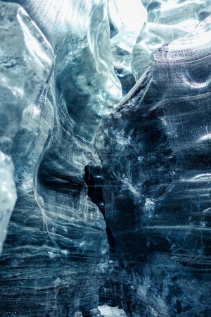 Im Inneren Gletscherspalte in vatnajokull Eismasse mit rissigen Eisblöcken transparente Struktur, bedeckt Frostkulisse. Massive arktische Eisberge bilden Gletscherkappe in winterlicher isländischer Landschaft.