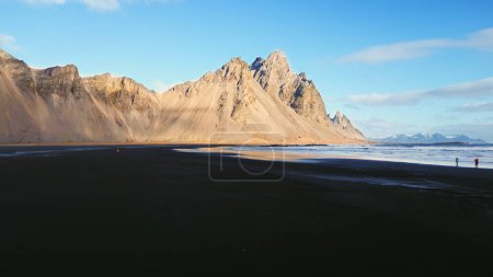 Foto de Drone tiro de stokksnes playa de arena negra en iceland, hermosas montañas de caballete en el paisaje nórdico. Espectacular naturaleza icelándica con costa oceánica, costa atlántica. Movimiento lento. - Imagen libre de derechos