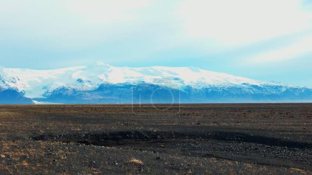 Téléchargez les photos : Montagnes enneigées et champs de glace dans des paysages scandinaves, beaux paysages de campagne avec des collines gelées. Fantastique nature de pays de glace en plein air avec temps froid. Coup de main. - en image libre de droit