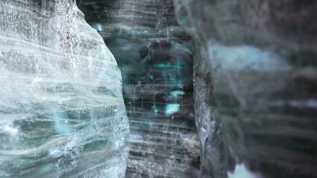 Téléchargez les photos : Crevasse intérieure dans la calotte polaire vatnajokull avec structure de blocs de glace fissurés, paysage gelé couvert. Glacier transparent massif dans un paysage glacial hivernal, roches glacées et givrées. Coup de main. - en image libre de droit