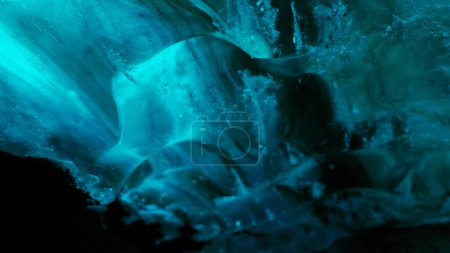 Téléchargez les photos : Glacier Vatnajokull randonnée dans crevasse, paysage nordique à l'intérieur grotte de glace avec des roches de glace bleue. icebergs polaires givrés avec structure gelée fissurée, destination glacée glacée glaciale. Coup de main. - en image libre de droit