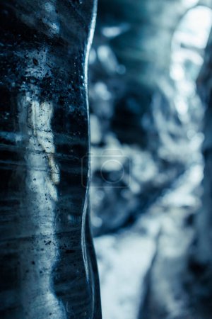 Foto de Agua goteando de rocas de hielo en la cueva, concepto de cambio climático. Bloques helados masivos que se derriten dentro de la grieta de iceberg vatnajokull, la naturaleza icelándica admirada a través del senderismo glaciar. - Imagen libre de derechos