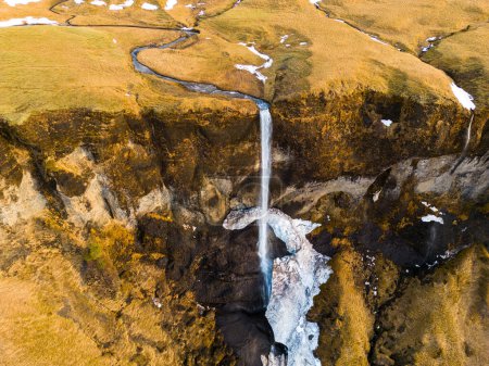 Téléchargez les photos : Drone shot of Foss a Sidu cascade in Iceland, jaillissant du bord et produisant un environnement panoramique idyllique. Superbe cascade alpine avec des chutes de rivière des pentes glaciaires, nature sauvage. - en image libre de droit