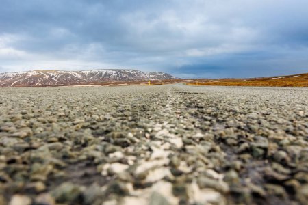 Téléchargez les photos : Longue route à travers le paysage nordique avec des routes isolées, des terres agricoles gelées et des pâturages recouverts de glace en Islande. Superbe vue d'ensemble de la région nord et des montagnes glacées, autoroute scandinave. - en image libre de droit