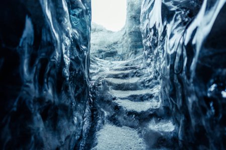 Foto de Increíbles rocas de hielo en cuevas de vatnajokull, bloques azules transparentes de hielo derritiéndose después del cambio climático. Paisajes islandeses con glaciares que forman enormes túneles y caminos de grietas. - Imagen libre de derechos