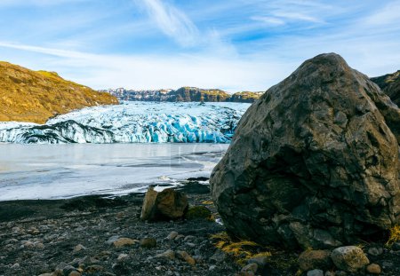 Téléchargez les photos : Grande casquette de glacier vatnajokull en iceland à côté de l'eau gelée dans le paysage polaire, blocs de glace massifs en forme de diamant dans la nature hivernale froide. Lagune de l'iceberg arctique scandinave et roches glacées. - en image libre de droit