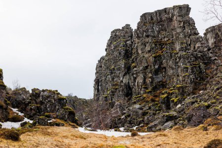 Foto de Cordillera masiva en un entorno nórdico, picos rocosos islandeses en la magnífica gloria del parque nacional Thingvellir. Acantilados formados por formaciones rocosas de tierras altas cerca de la región icelándica. - Imagen libre de derechos