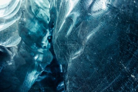 Foto de Las cuevas de Vatnajokull son el hogar de increíbles formaciones de hielo, incluyendo grandes bloques de hielo congelados azules. Debido a los problemas de calentamiento global, glaciares y grietas glaciares desaparecieron. - Imagen libre de derechos