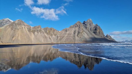 Foto de Montañas Vestrahorn en la naturaleza iceland, playa stokksnes formando paisaje escandinavo increíble. Hermosa playa o costa con famosa playa de arena negra, desierto icelandés. - Imagen libre de derechos