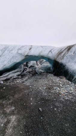 Foto de Senderismo glaciar Vatnajokull dentro de cuevas, casquete de hielo icelandés formando icebergs mágicos con trozos azules transparentes. Glaciares helados invernales con estructura de heladas cubiertas, cambio climático. - Imagen libre de derechos