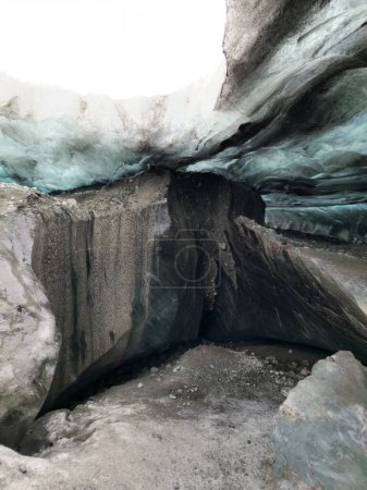Téléchargez les photos : D'énormes morceaux de glacier vatnajokull en Islande, avec un motif fissuré gelé et une couche de givre glacé. Spectaculaires fragments d'iceberg et cavernes dans la crevasse scandinave froide de la région nordique. - en image libre de droit