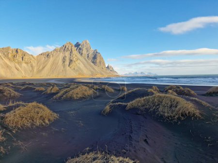 Téléchargez les photos : Côte nord et massives montagnes du Vestrahorn en Islande. Célèbre littoral Stokksnes avec fantastique plage de sable noir dans un environnement scandinave, horizon naturel avec des collines rocheuses. - en image libre de droit