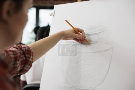 Téléchargez les photos : Processus créatif. Femme artiste esquisse et ombrage vase avec crayon, apprendre à dessiner et à esquisser à l'école d'art, femme appréciant le dessin comme passe-temps assister à un atelier créatif pour développer la créativité - en image libre de droit