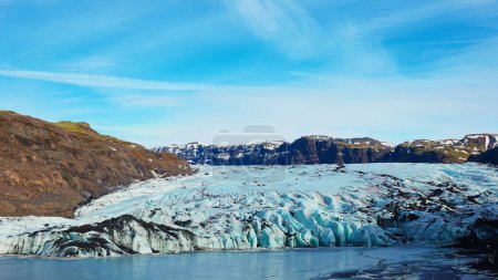 Téléchargez les photos : Glacier Vatnajokull recouvert de givre en iceland, icebergs massifs spectaculaires colorés de blanc et bleu. calotte glaciaire gelée dans le paysage hivernal glaciaire et les montagnes enneigées arctiques. - en image libre de droit