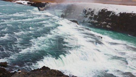 Foto de Hermosa naturaleza iceland arroyo de agua con campos nevados y montañas, cascada de gullfoss en reykjavik. Majestuoso río fluye en la naturaleza con paisajes escandinavos y acantilados, paisajes espectaculares. - Imagen libre de derechos