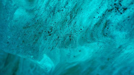 Téléchargez les photos : Blocs de glace massifs à l'intérieur crevasse, vatnajokull transparent grottes de glace en iceland. Beau glacier bleu sur sentier gelé hivernal, roches glacées recouvertes de givre avec texture fissurée. Coup de main. - en image libre de droit