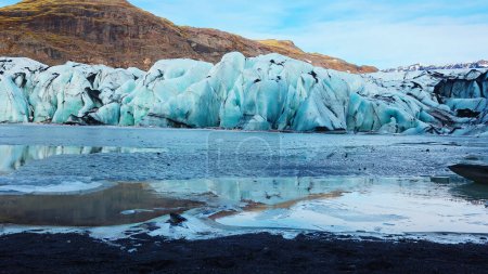 Téléchargez les photos : Grande calotte glaciaire nordique vatnajokull à côté d'un lac gelé dans un paysage glaciaire, majestueux glacier en forme de diamant dans un paysage hivernal glacial. icebergs et blocs de glace arctiques naturels. Coup de main. - en image libre de droit