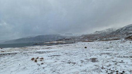 Foto de Región islandesa paisaje invernal de campos incluyendo picos de montaña cubiertos de nieve y prados congelados. Tierras altas heladas, laderas y escenario de aventura paraíso invernal componen un entorno pintoresco. - Imagen libre de derechos
