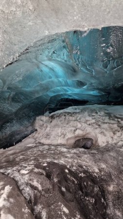 Foto de Los icebergs de Vatnajokull bloquean el interior de grietas, paisajes árticos y glaciares masivos con rocas heladas azules. Masa de hielo nórdico congelado con textura helada agrietada, paisaje frío congelante icelandés. - Imagen libre de derechos
