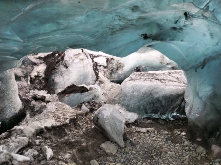 Téléchargez les photos : Structures de glace magiques dans la crevasse, gros blocs gelés bleus de structure glaciale dans les grottes de Vatnajokull. Tunnels de glace dans la région nordique anéantis en raison du réchauffement climatique, glaciers gelés. - en image libre de droit