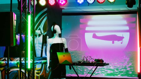 Téléchargez les photos : Équipement de mixage DJ au club underground utilisé pour les divertissements et les fêtes funky, les lumières de scène et le son. piste de danse vide et scène avec station audio pour la musique électronique, vie nocturne. - en image libre de droit