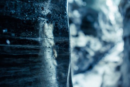 Foto de Bloques glaciares islandeses en grietas, paisajes invernales congelados con rocas transparentes dentro de cuevas de hielo. Goteo de agua de cavernas de textura agrietada de hielo en iceland, vatnajokull. - Imagen libre de derechos