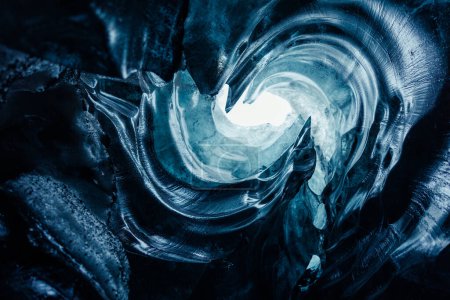 Foto de Impresionantes estructuras de hielo, grandes rocas azules congeladas de estructura frígida en cuevas de Vatnajokull. Túneles de hielo en la región ártica arrasados debido al cambio climático, glaciares helados transparentes. - Imagen libre de derechos