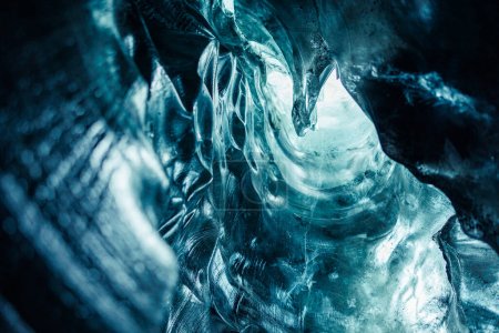 Téléchargez les photos : Rochers de glacier Vatnajokull avec grottes de glace dans un paysage glaciaire, beaux paysages nordiques avec masse d'iceberg gelée. Rochers bleus transparents dans le chemin avec givre couvert créé par crevasse. - en image libre de droit