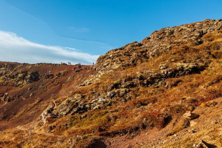 Téléchargez les photos : Falaises escarpées massives de montagne dans les hautes terres d'Islande, formations rocheuses créant des pentes magnifiques le long de la vallée glaciaire. Nature sauvage sur la rive nord créée par les collines rocheuses. - en image libre de droit