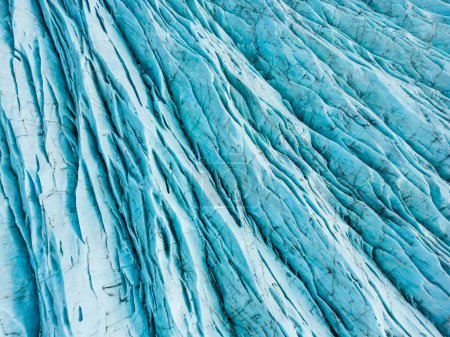 Vista aérea de glaciares de hielo azul con grietas, masa de hielo vatnajokull y laguna glaciar con agua fría helada en iceland. Diamante azul hielo rocas que rodean lago escandinavo, cambio climático.