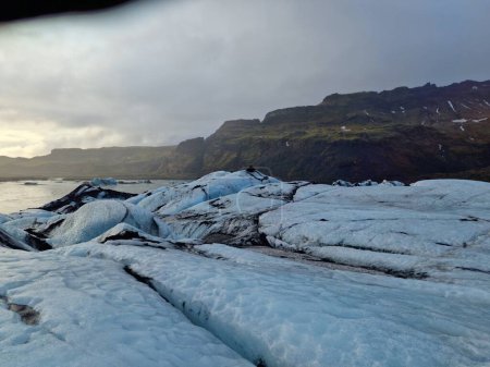 Foto de Grandes bloques de hielo forman laguna glaciar con paisaje nórdico, tapa glaciar vatnajokull creando invernal paisaje icelandés. Trozos de icebergs que se agrietan dentro del lago congelado en iceland, senderismo glaciar. - Imagen libre de derechos