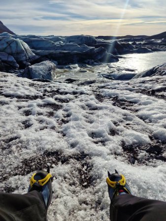 Foto de Vatnajokull agrietó cuevas de hielo formando laguna glaciar con trozos de hielo y textura transparente en naturaleza icelándica. iceberg en forma de diamante flotando en el frío lago congelante, paisaje glacial. - Imagen libre de derechos