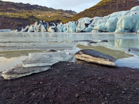 Énorme masse de glace de glacier vatnajokull dans la région nord, icebergs gelés formant un grand lagon de glacier avec des morceaux de glace. Lac islandais recouvert de givre avec des fragments de glace, réchauffement climatique.