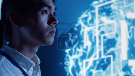 Nahaufnahme eines Administrators, der sich das Hologramm der kognitiven Computersimulation des menschlichen Gehirns ansieht. Techniker interagiert mit AR-AI-Visualisierung, die maschinelles Lernen zeigt